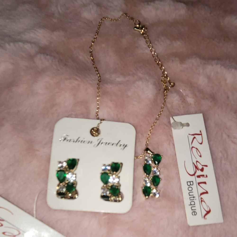 Fashion Jewelry. Color Gold and Green Earrings Jewelry Set